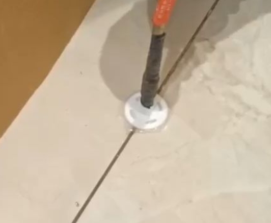 阿坝瓷砖空鼓维修公司专业解答瓷砖在铺贴过程中，如果没有涂抹均匀到位的粘结材料（如水泥砂浆或瓷砖胶），可能会导致以下问题