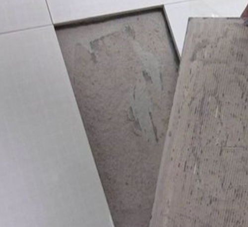 阿坝瓷砖空鼓维修公司分享瓷砖铺贴时如果打浆（即涂抹在瓷砖背面和基层上的砂浆或瓷砖胶）过少，会带来以下问题